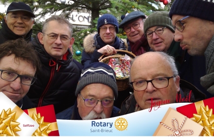 les membres du rotary prêt pour la vente